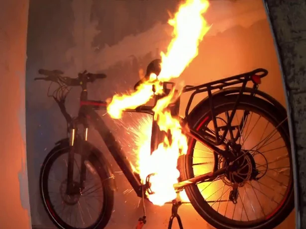 Elektrische fiets met een brandende fietsaccu